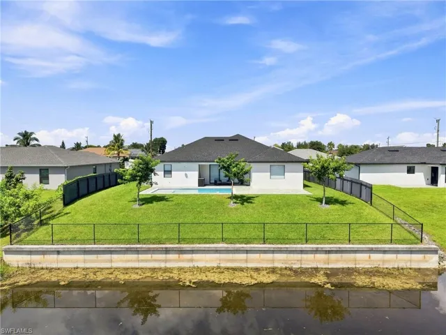 927 Ne 13th Pl, Cape Coral, Florida 33909