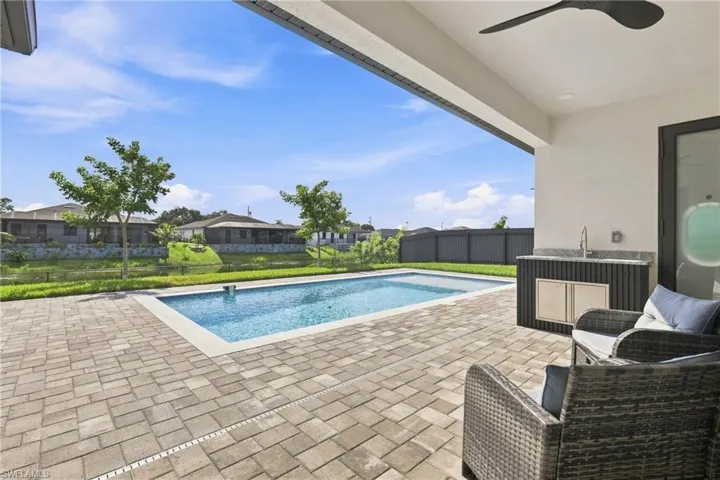 927 Ne 13th Pl, Cape Coral, Florida 33909