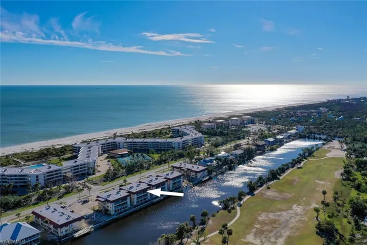 Bird's eye view of apartment complex / building and a nearby body of water