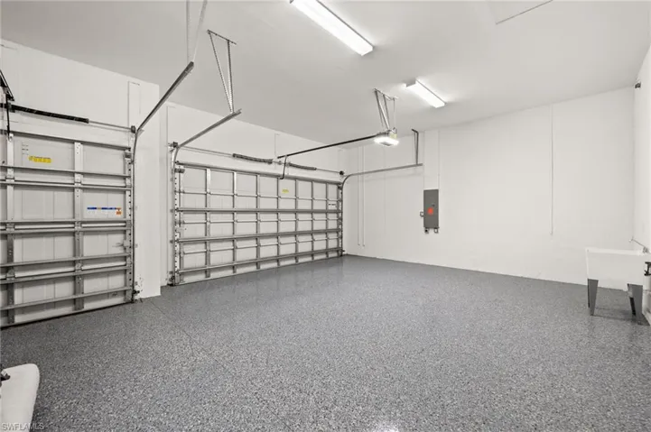 Garage w/Utility Sink