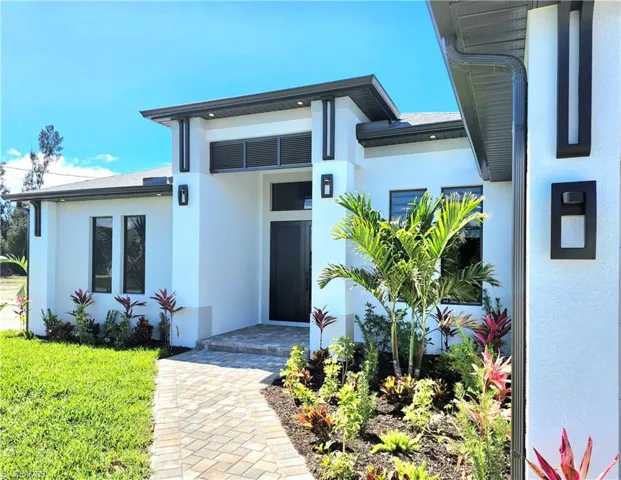 Doorway to property featuring stucco siding