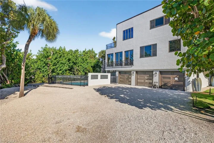 Driveway/Garage