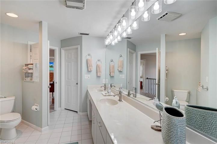 Guest Bathroom/Separate Tub/Shower