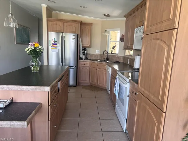 429  Riviera W BLVD, Naples, FL 34112