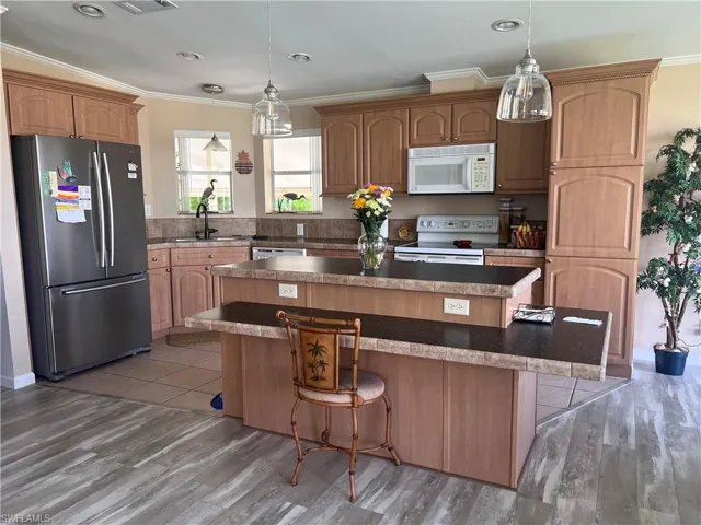 429  Riviera W BLVD, Naples, FL 34112