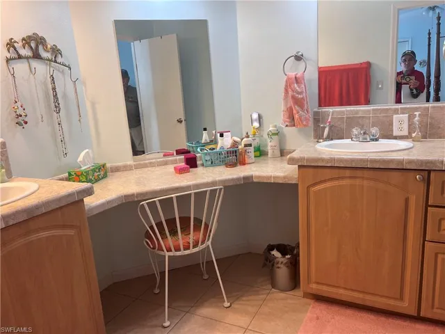 429  Riviera W BLVD, Naples, FL 34112
