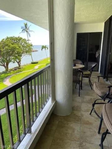 2305  Gulf Shore N BLVD, Naples, FL 34103