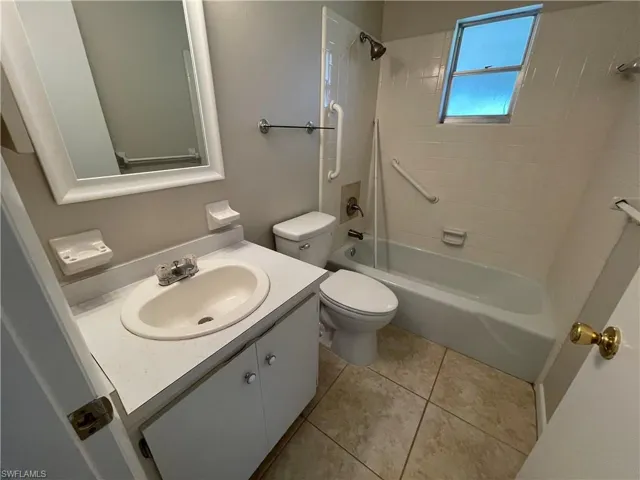 654  Palm View  DR, Naples, FL 34110
