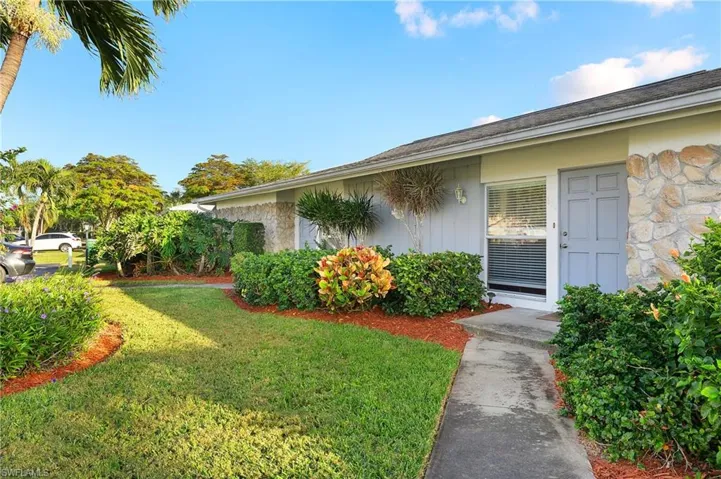 654  Palm View  DR, Naples, FL 34110