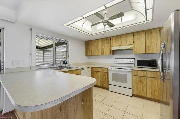 KITCHEN WITH BREAKFAST BAR