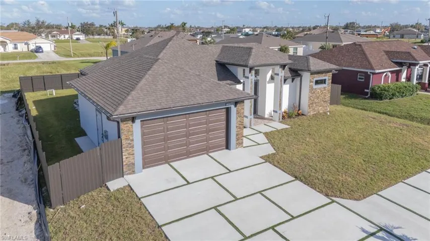 View of front of home featuring a front yard and a garage