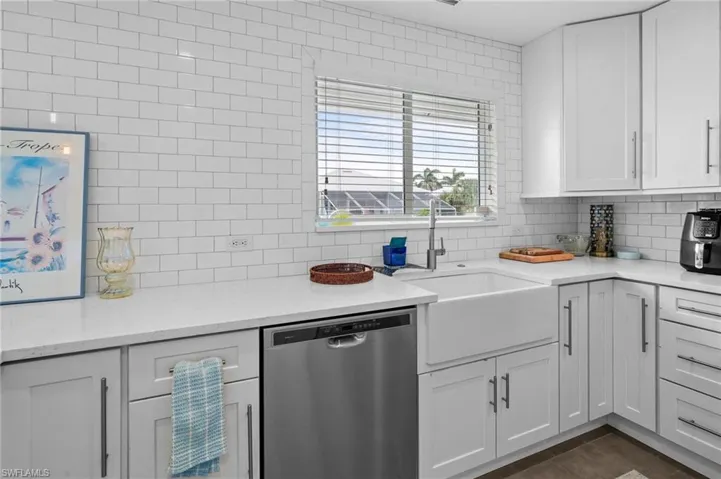 Kitchen featuring a peninsula, stainless steel appliances, a breakfast bar, tasteful backsplash, and recessed lighting