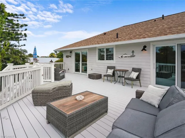 Deck with outdoor lounge area