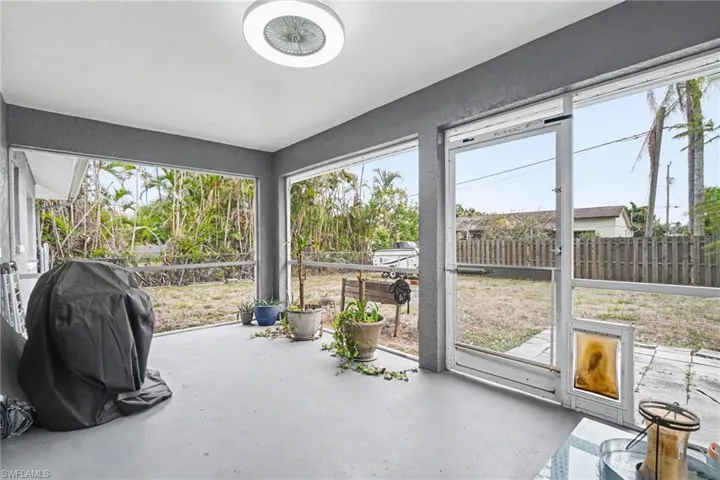 Large screened-in Lanai