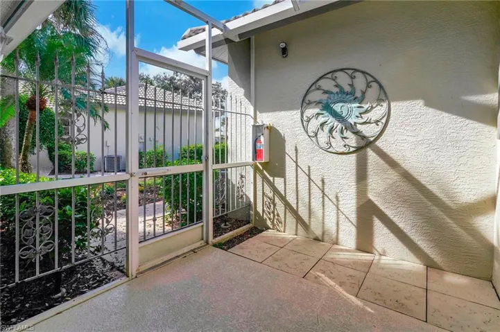 Entry through front lanai