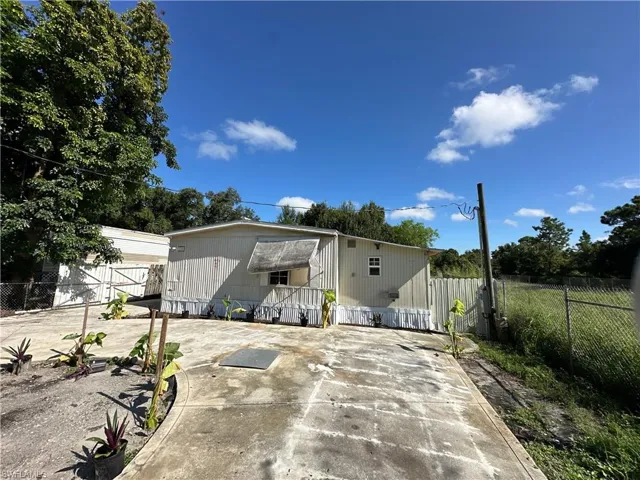 View of manufactured / mobile home