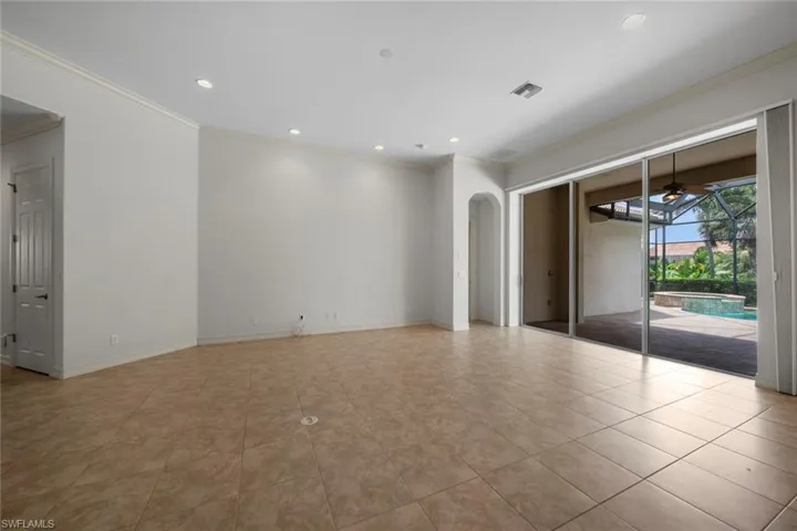 Great room w/sliders to lanai
