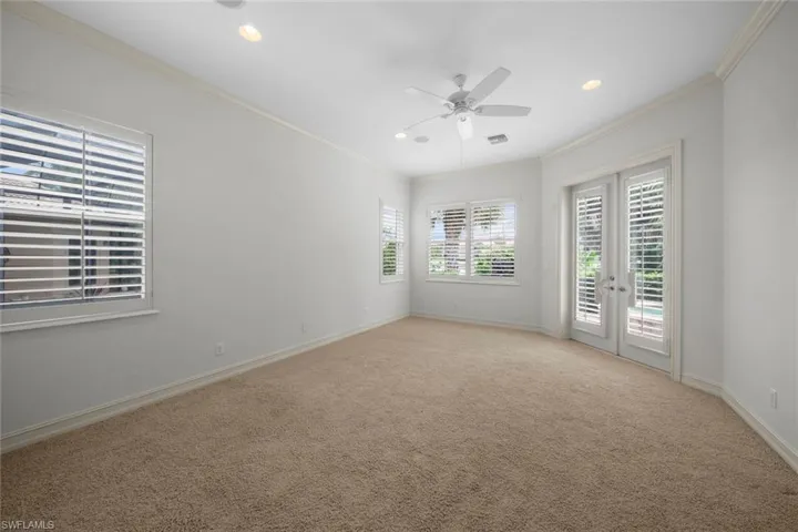Master bedroom w/lanai access