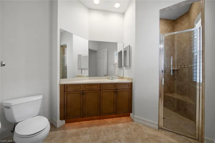 En-suite guest bath