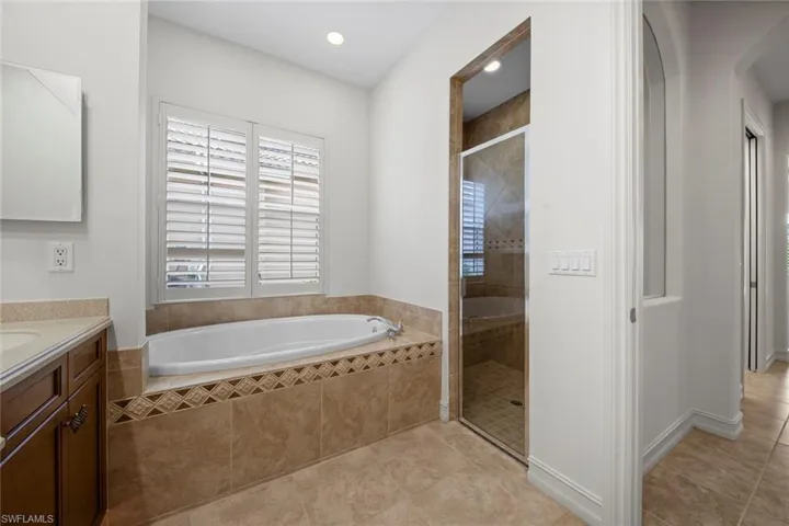 Master bath w/large soaking tub and shower