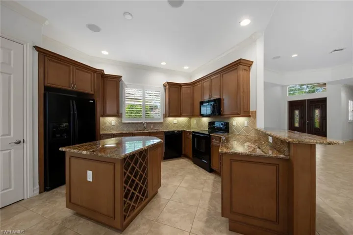 Kitchen w/island and breakfast bar