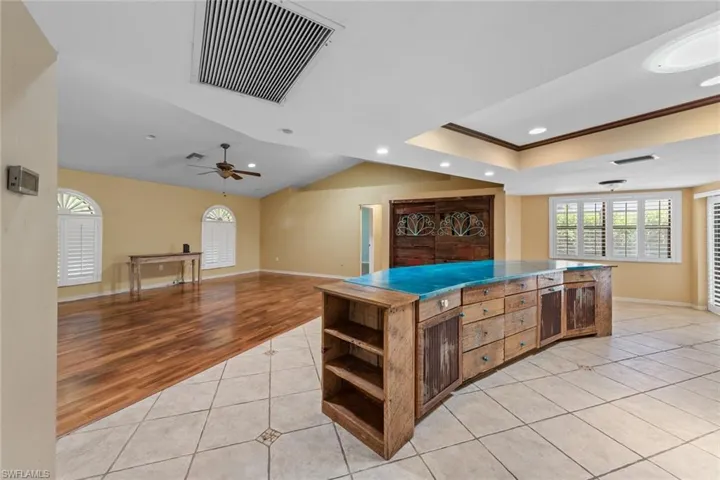 Kitchen with center island/ breakfast bar/ dining area and family room