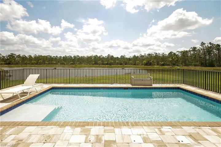 Beautiful views of the lake, plenty of room on the pavered, fenced lanai!