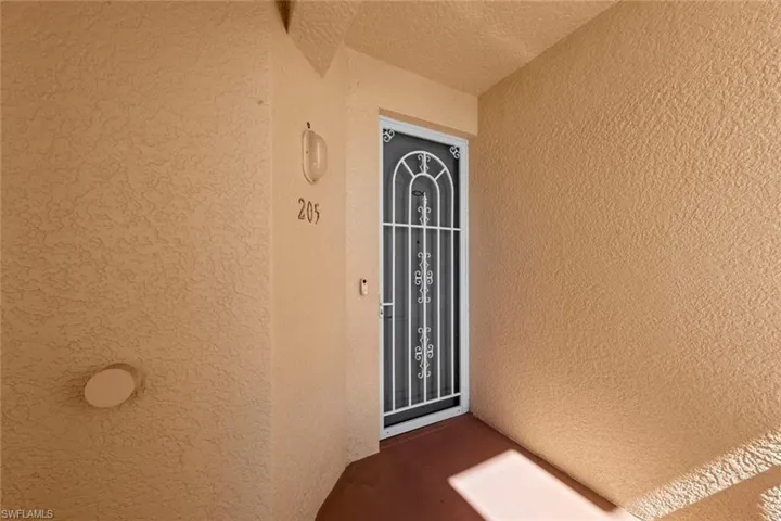 Property entrance with screened front entry for air flow