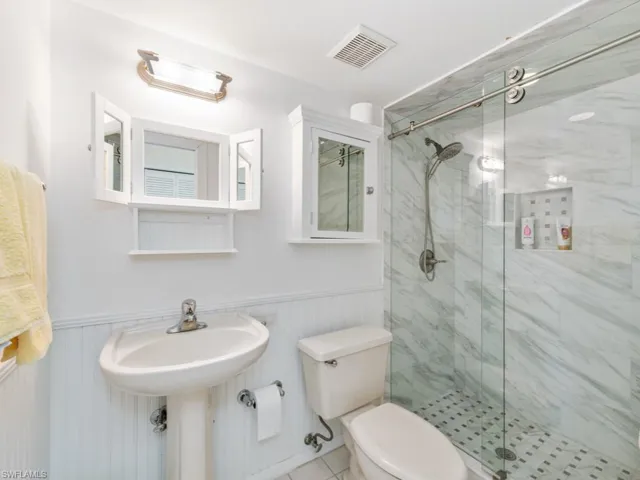 Upstairs guest bath