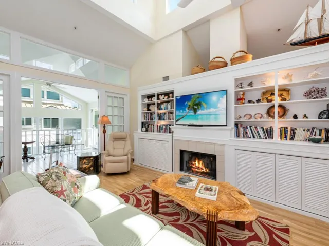 Upper landing/living area