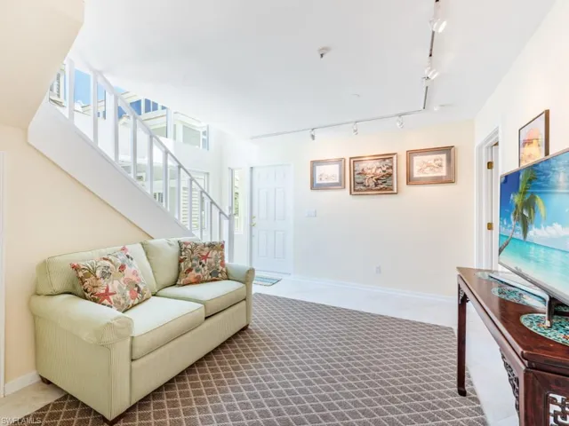 Entry/den