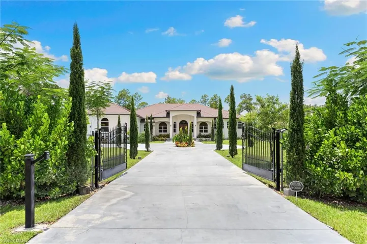 379 25th St Nw, Naples, Florida 34120