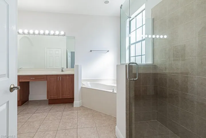 15496  Summit Place  CIR, Naples, FL 34119