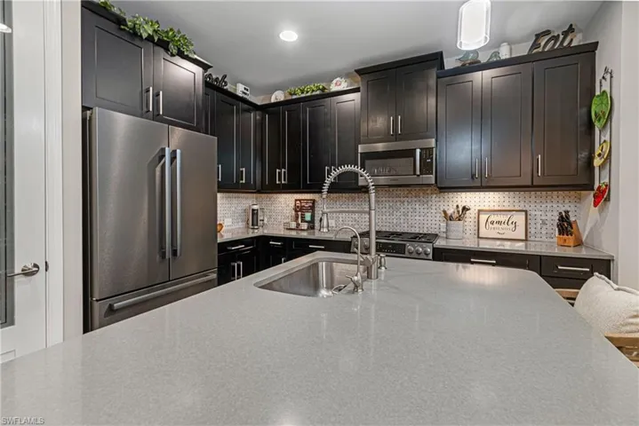 Spacious kitchen with large island - perfect for the cook in the family!