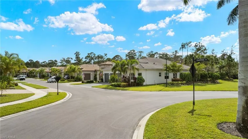 View of front of house featuring a front yard