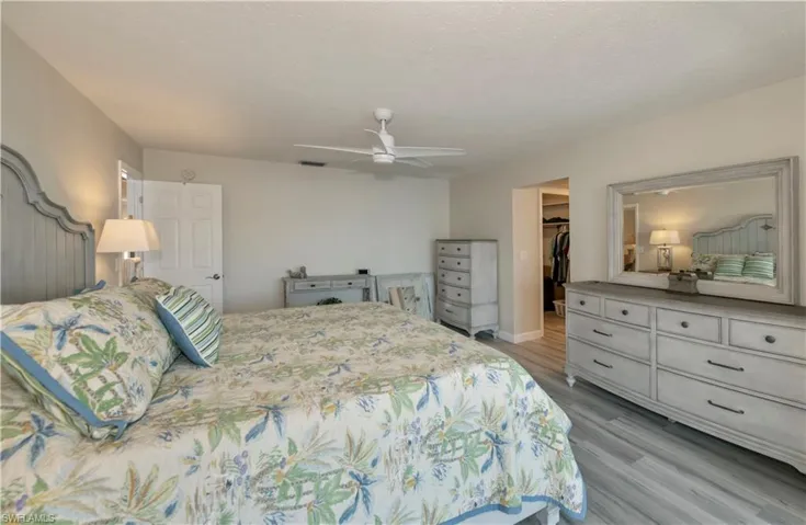 Large master room with plenty of space