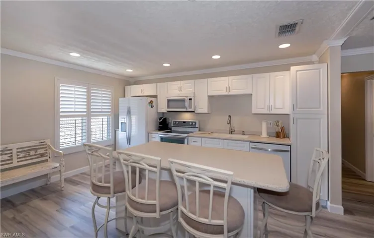 Kitchen with large island
