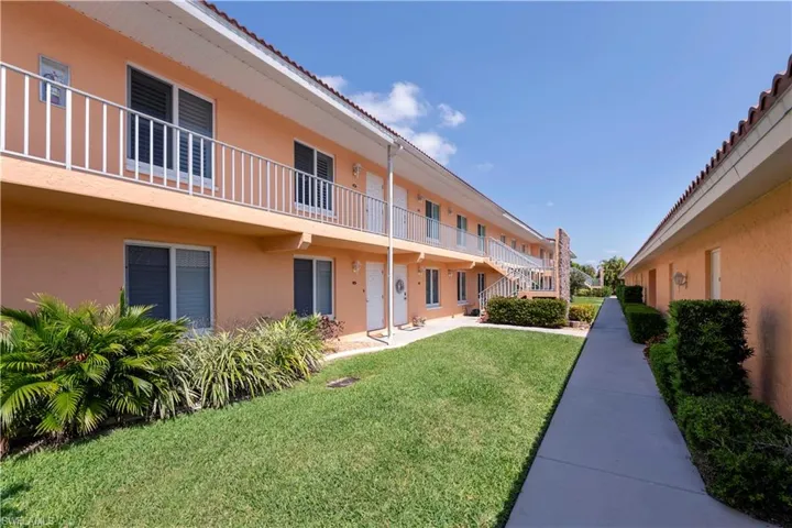 Beautiful walk up to your new Florida home