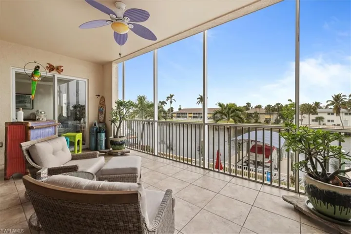 Sunroom with ceiling fan
