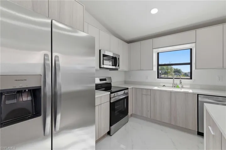 1906 Ne 16th Pl, Cape Coral, Florida 33909