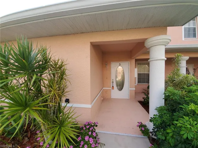 Entrance to property featuring a porch and stucco siding