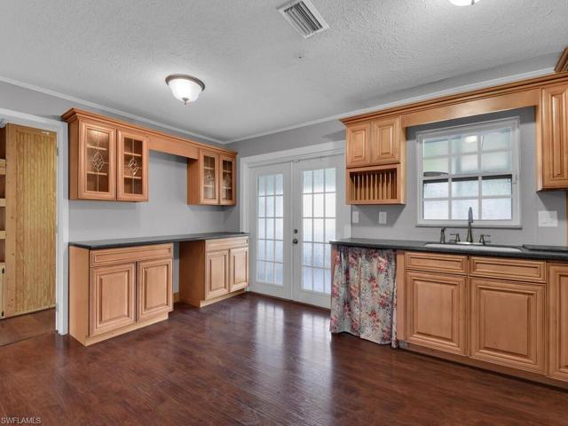 Kitchen & Dining Area