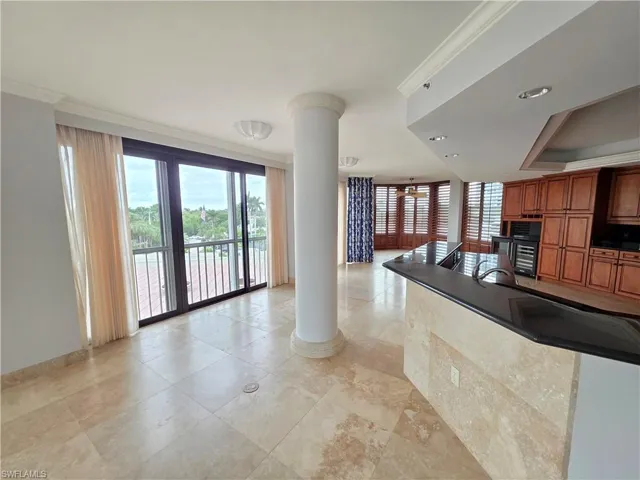 Kitchen breakfast bar