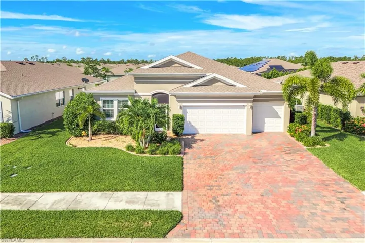 Wheaton Floorplan comes with 3 bedrooms, den, 3.5 baths & a 3 car garage