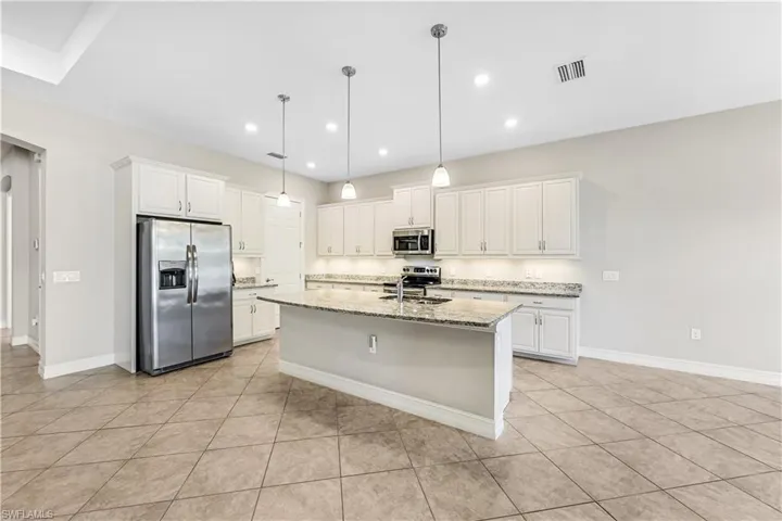 Gourmet kitchen with large breakfast bar