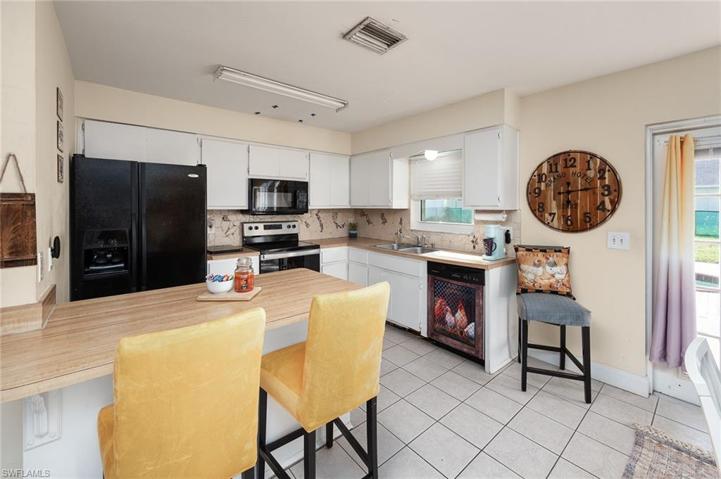 446 SW 19th Ln, Cape Coral, FL 33991