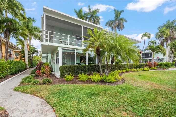 View of front of home with enclosed lanai and front lawn