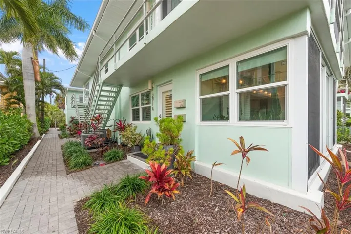 First floor end unit with garden
