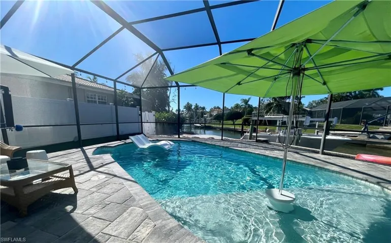 Pool with baja shelf and 2 bubblers