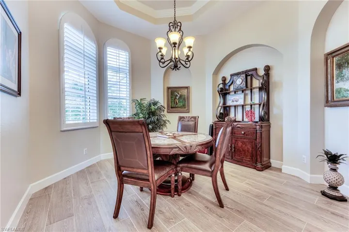 Dining room to the right of entry